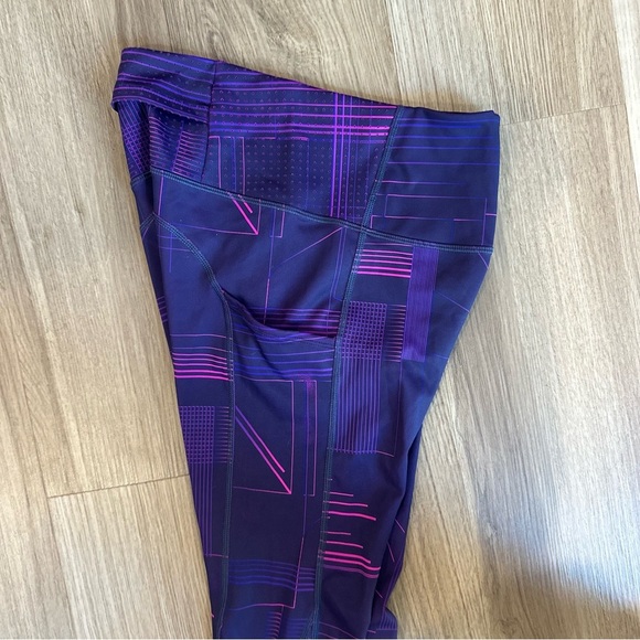 Brooks Women’s Method 7/8 Tight size small in purple cyber pattern running pants - Picture 7 of 10